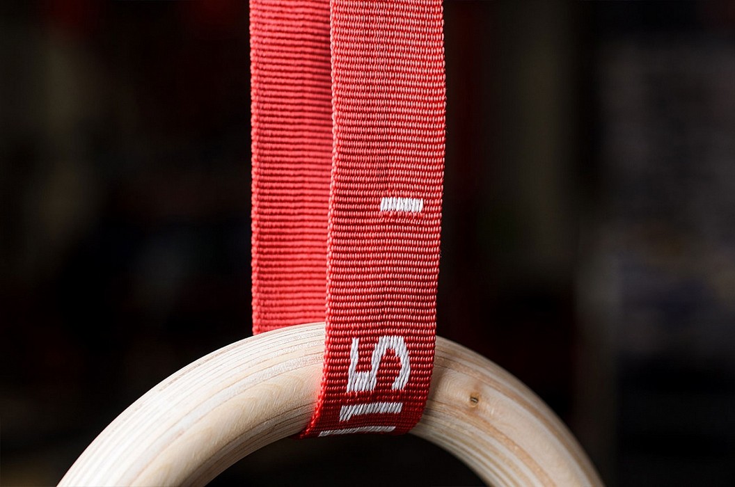 Кольца гимнастические YouSteel деревянные, D32мм (комплект) красные стропы 1056_700