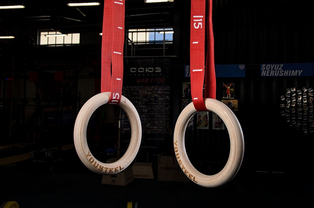 Кольца гимнастические YouSteel деревянные, D32мм (комплект) красные стропы 1056_700